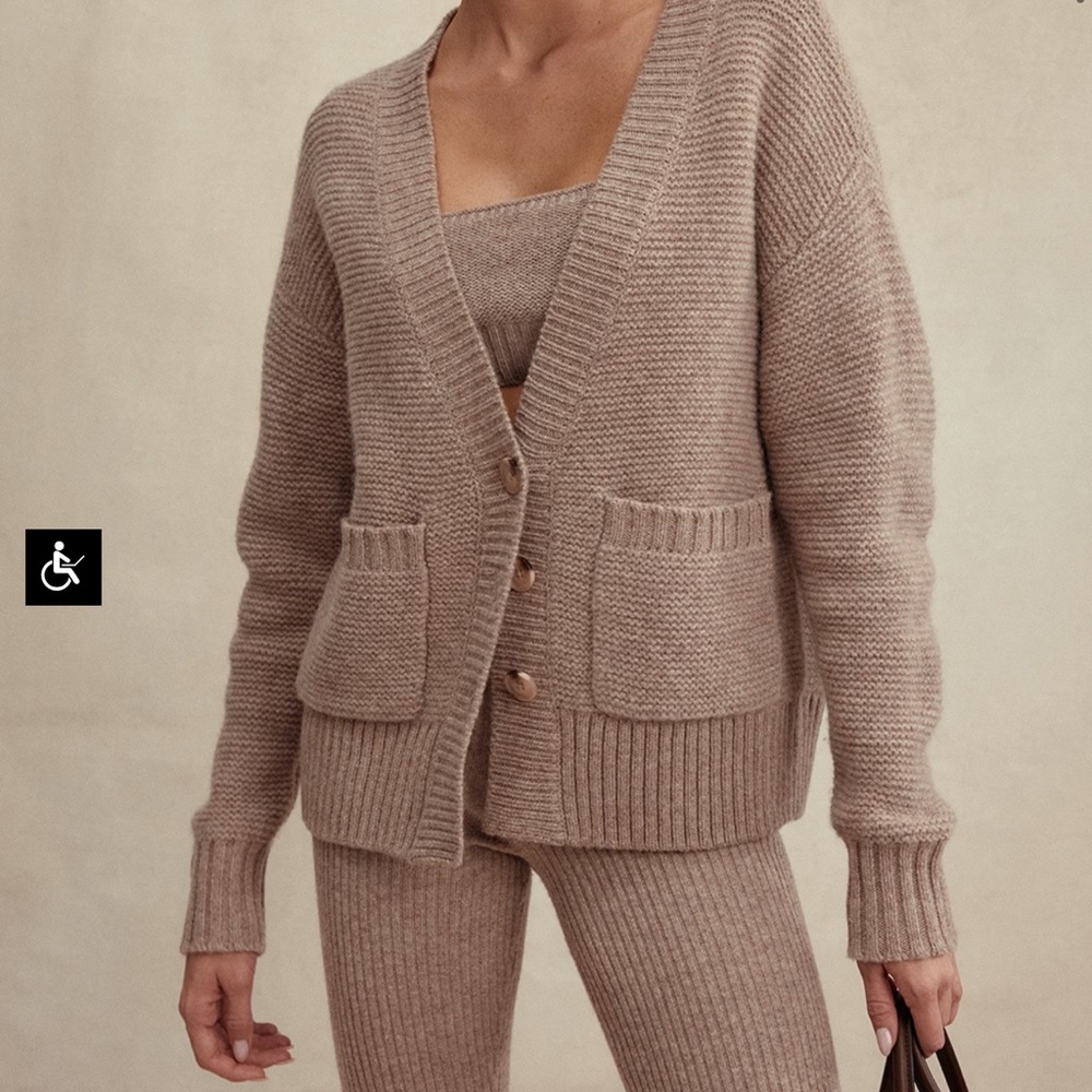 House of CB
BARLEY CHUNKY NATURAL WOOL CARDIGAN full set 
Brand new without tags